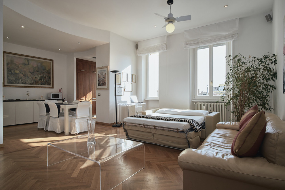 Aménagement d'un grand salon contemporain ouvert avec une salle de réception, un mur blanc et parquet clair.