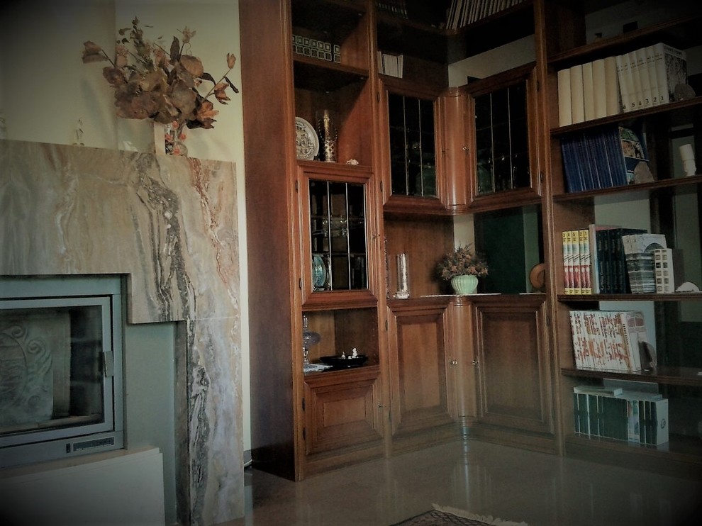 Foto på ett stort vintage allrum med öppen planlösning, med ett bibliotek, beige väggar, marmorgolv, en standard öppen spis, en spiselkrans i sten, en inbyggd mediavägg och rosa golv