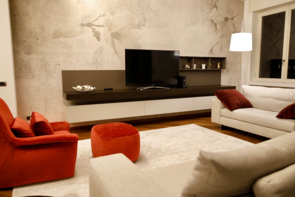 Cette image montre un grand salon design fermé avec un mur blanc, parquet clair, un téléviseur fixé au mur et un sol marron.