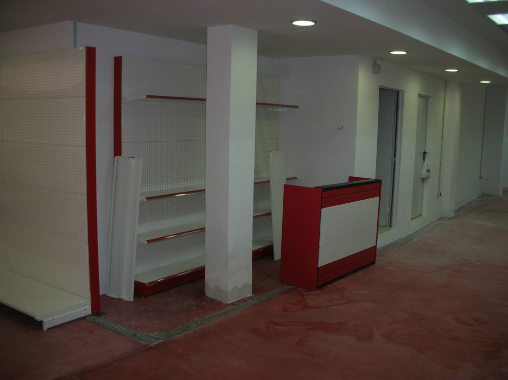 Geräumiger Moderner Hochkeller mit weißer Wandfarbe, Betonboden und rotem Boden in Sonstige