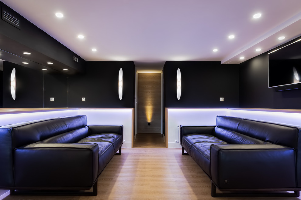 Foto di una taverna minimalista interrata di medie dimensioni con pareti nere e pavimento in vinile