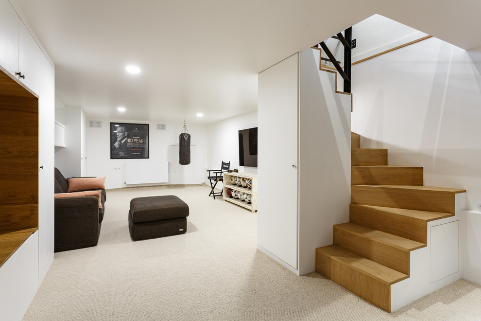 Inspiration för stora moderna källare utan fönster, med vita väggar, heltäckningsmatta och beiget golv