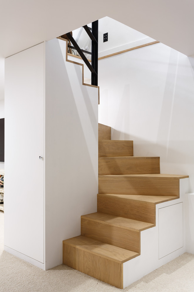 Große Moderne Treppe in Paris