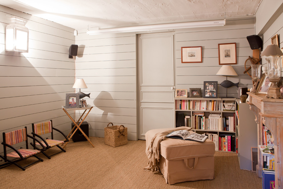 На фото: гостиная комната среднего размера в морском стиле с серыми стенами и ковровым покрытием без камина