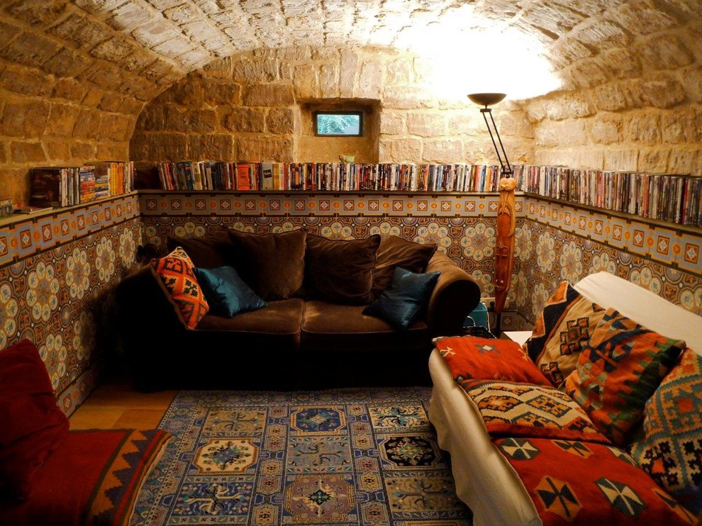 Exemple d'une salle de séjour méditerranéenne de taille moyenne avec un mur multicolore, un sol en carrelage de céramique et aucune cheminée.