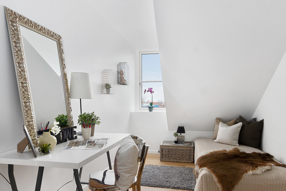 Skandinavisches Schlafzimmer mit weißer Wandfarbe, braunem Holzboden und braunem Boden in Kopenhagen