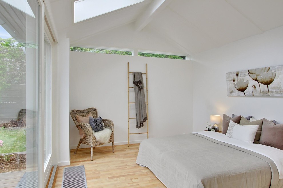 Источник вдохновения для домашнего уюта: спальня среднего размера в скандинавском стиле с светлым паркетным полом и бежевым полом