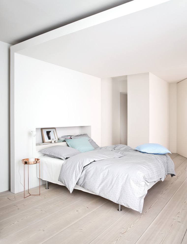Источник вдохновения для домашнего уюта: большая хозяйская спальня в скандинавском стиле с белыми стенами и светлым паркетным полом без камина