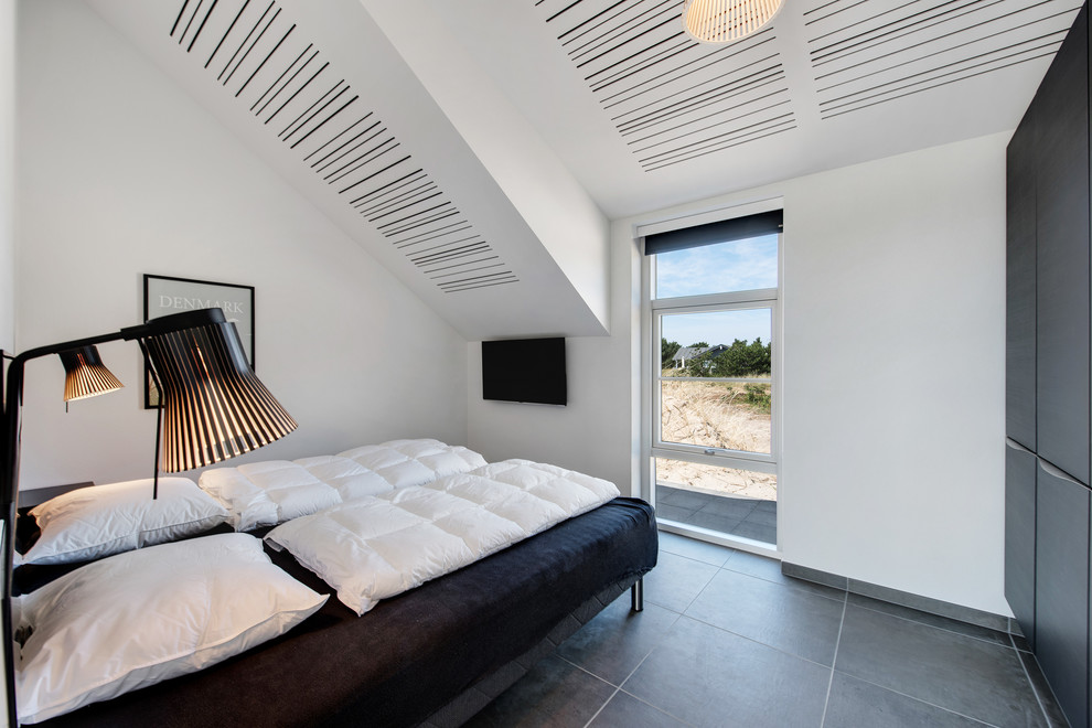 This is an example of a scandinavian bedroom in Esbjerg.