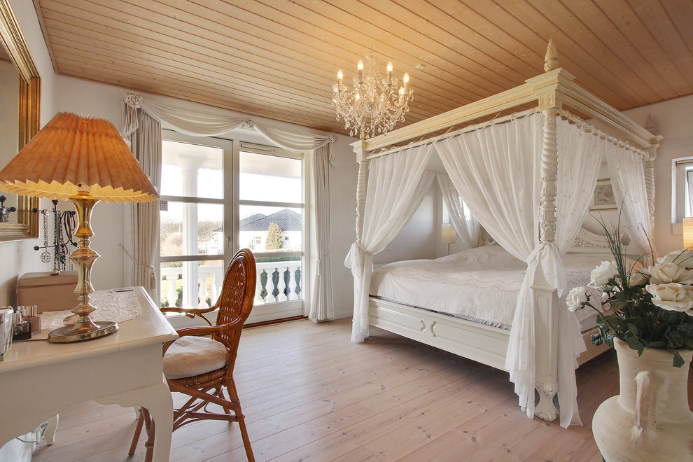Diseño de dormitorio principal clásico grande sin chimenea con paredes blancas y suelo de madera clara