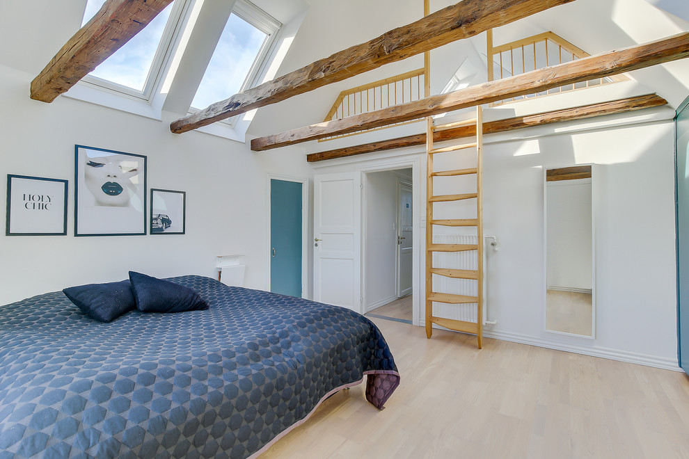 На фото: спальня среднего размера на мансарде в скандинавском стиле с белыми стенами, светлым паркетным полом и бежевым полом