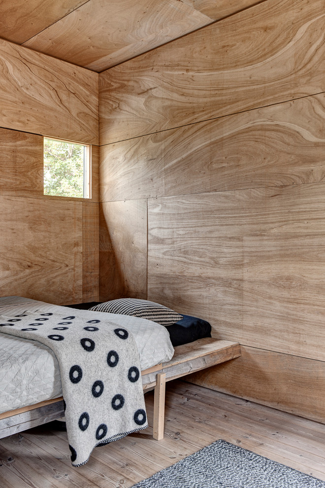 Idéer för att renovera ett rustikt sovrum, med ljust trägolv