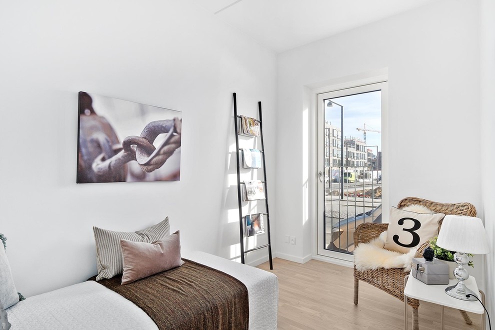 На фото: гостевая спальня (комната для гостей) в скандинавском стиле с белыми стенами, светлым паркетным полом и бежевым полом