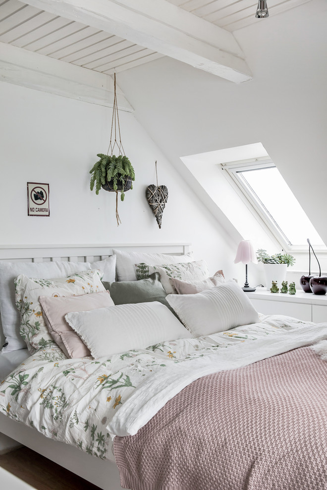 Modelo de dormitorio escandinavo de tamaño medio con paredes blancas