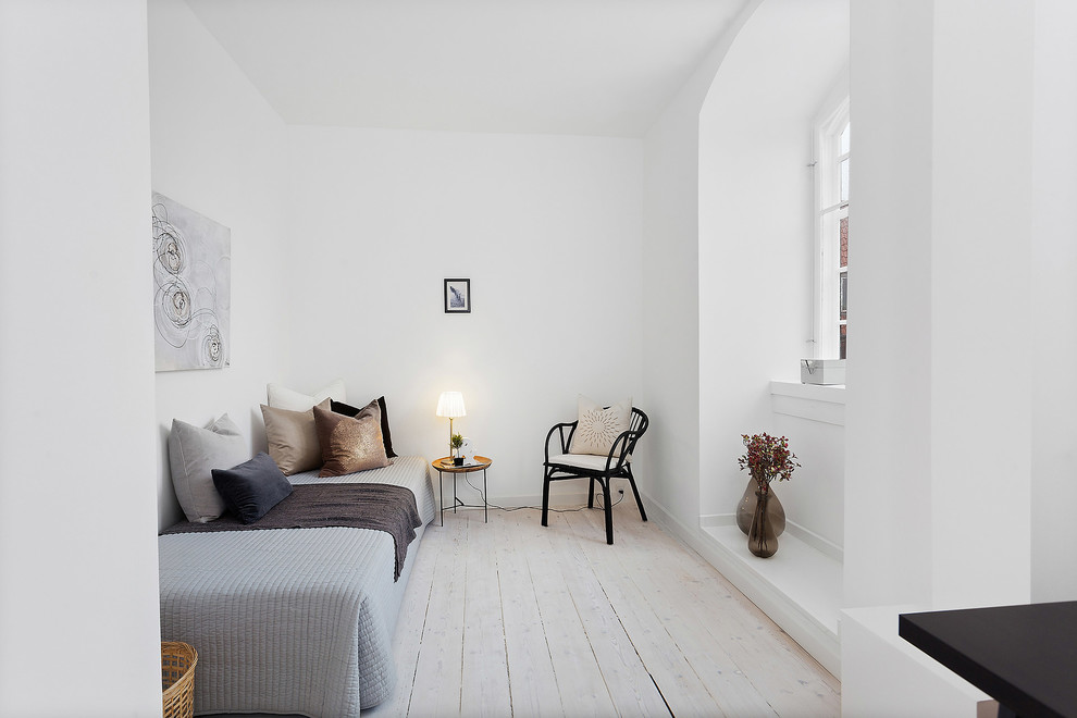 Источник вдохновения для домашнего уюта: гостевая спальня среднего размера, (комната для гостей) в скандинавском стиле с белыми стенами, светлым паркетным полом и белым полом
