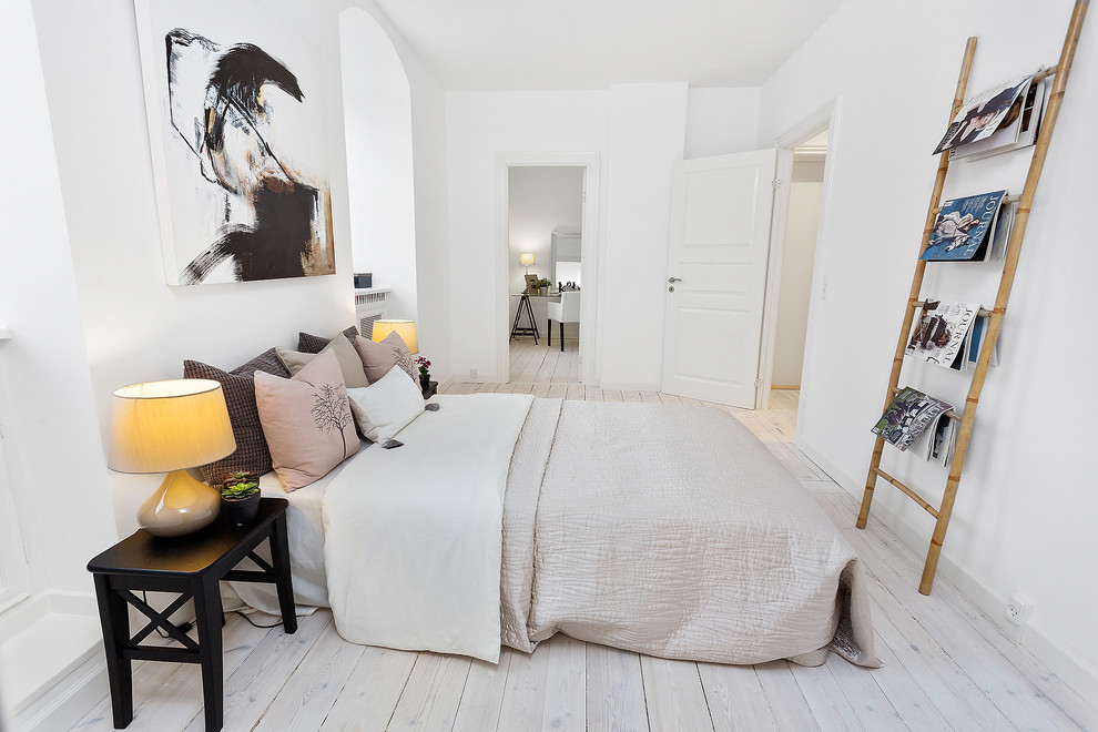 コペンハーゲンにある中くらいな北欧スタイルのおしゃれな寝室 (白い壁、塗装フローリング、白い床) のレイアウト