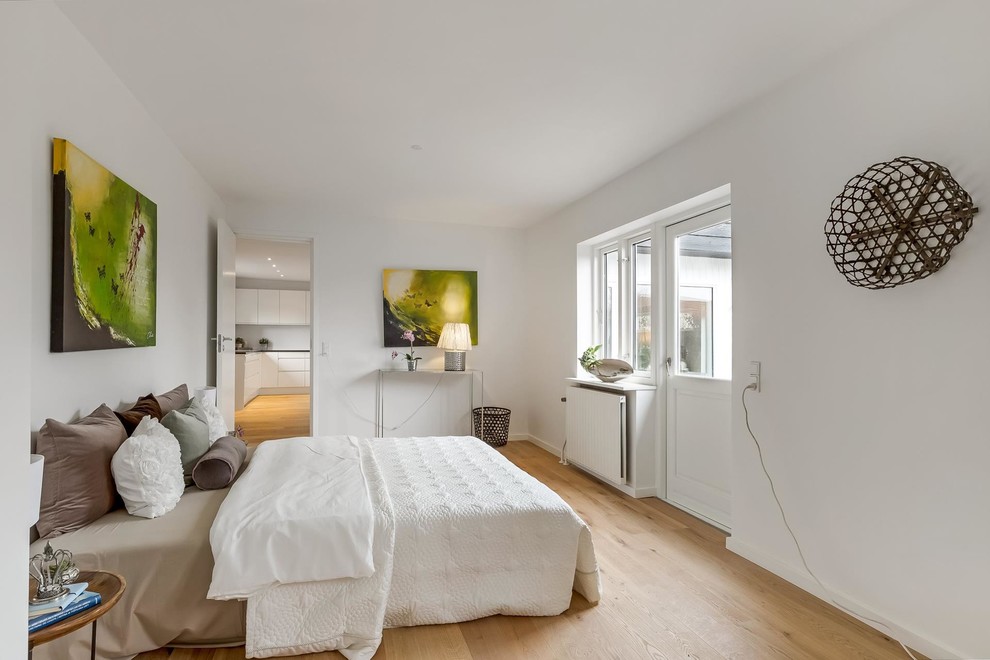 Aménagement d'une chambre parentale scandinave de taille moyenne avec un mur blanc, parquet clair et un sol beige.