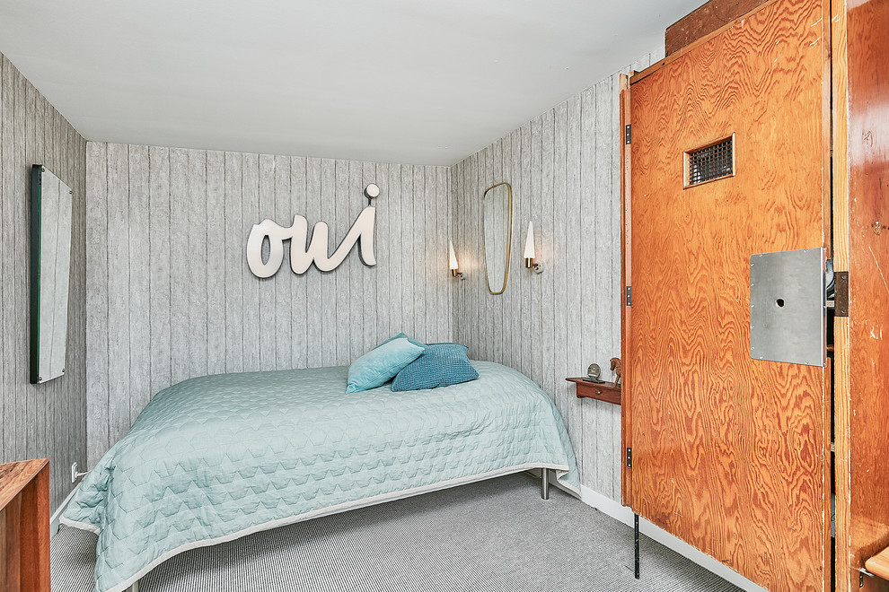 Modelo de dormitorio retro pequeño sin chimenea con paredes grises, moqueta y suelo gris