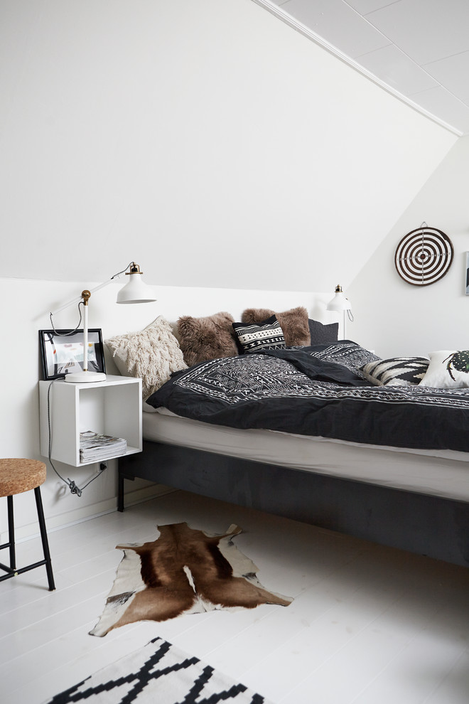 Inspiration för skandinaviska sovrum, med vita väggar och målat trägolv