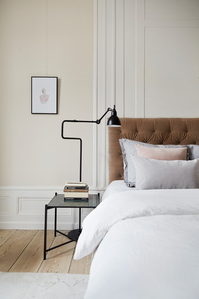 Inspiration for a transitional bedroom remodel in Aarhus