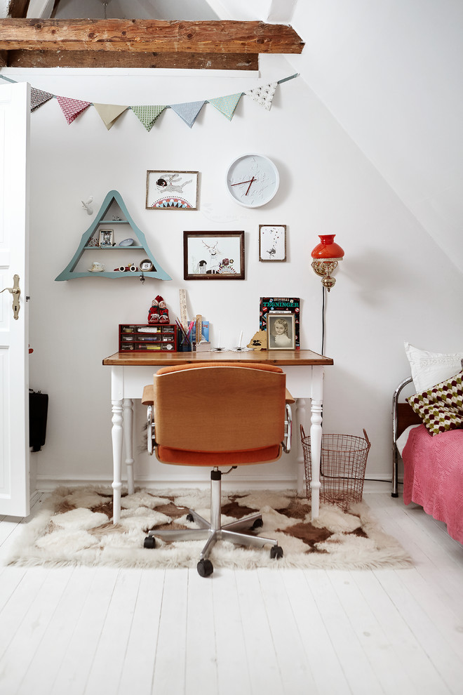 Foto de dormitorio romántico con paredes blancas, suelo de madera pintada y suelo blanco