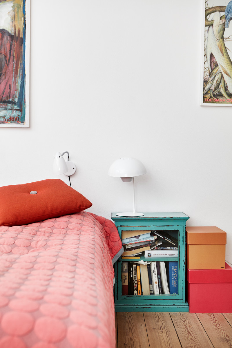 Mid-century modern bedroom photo in Aarhus