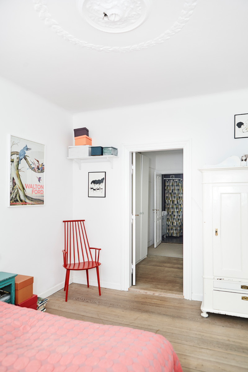 Foto de habitación de invitados escandinava de tamaño medio con paredes blancas, suelo de madera en tonos medios y suelo beige