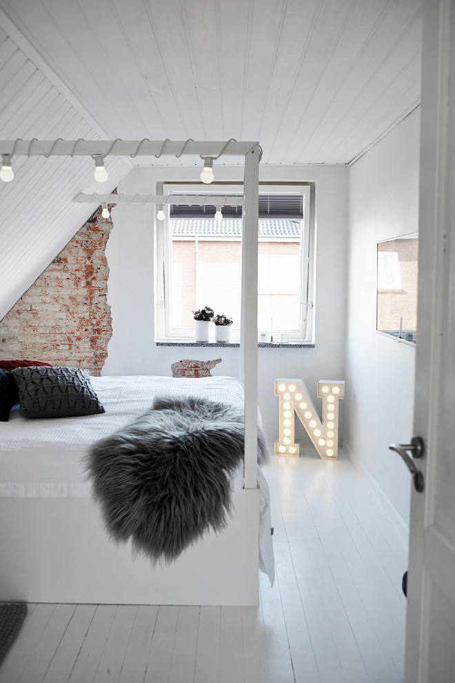 На фото: спальня среднего размера на мансарде в стиле модернизм с белыми стенами с