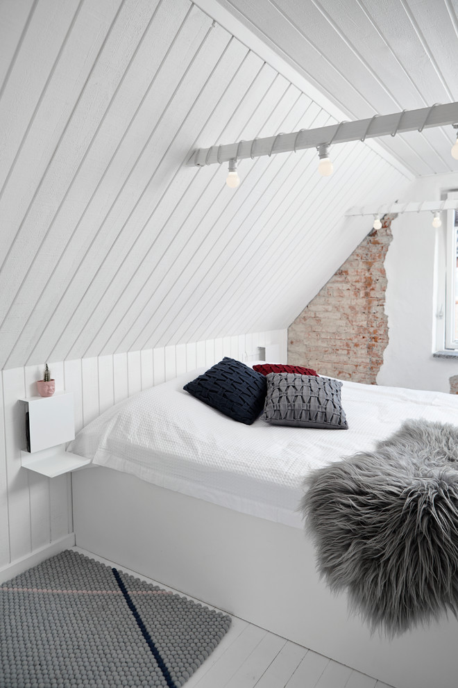 Foto de dormitorio moderno pequeño con paredes blancas, suelo de madera pintada y suelo blanco