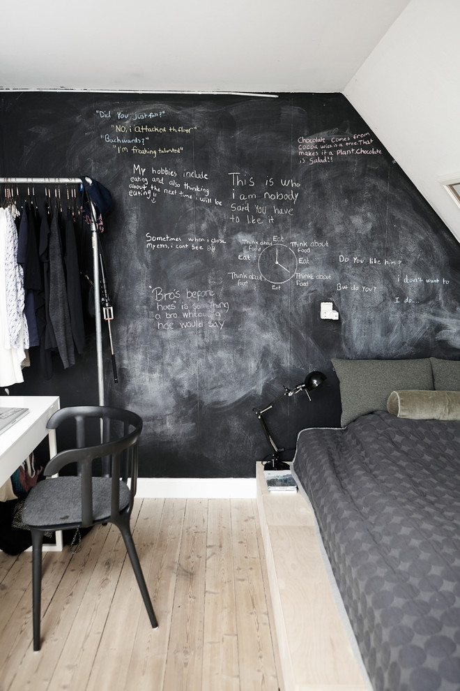 Cette image montre une petite chambre grise et noire nordique avec un mur noir et parquet clair.