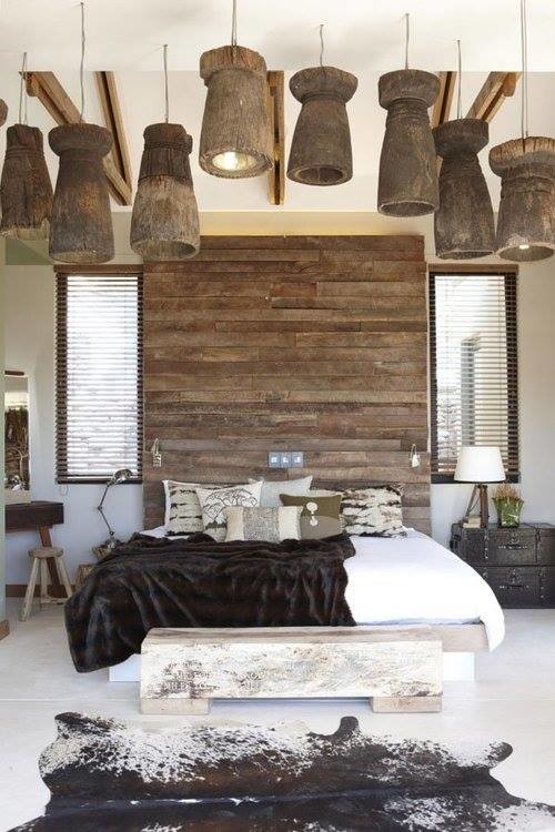 Immagine di una camera da letto rustica di medie dimensioni con pareti marroni