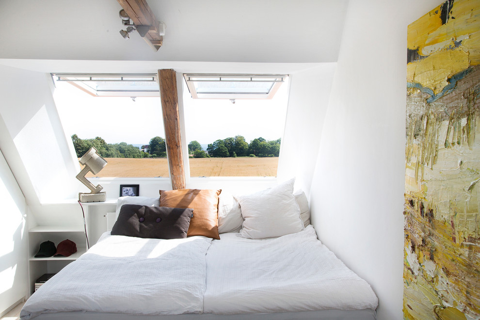 コペンハーゲンにある中くらいな北欧スタイルのおしゃれな客用寝室 (白い壁) のインテリア