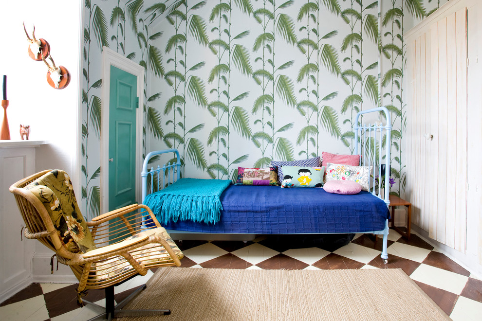 Esempio di una piccola camera degli ospiti tropicale con pareti bianche, pavimento in legno verniciato e nessun camino