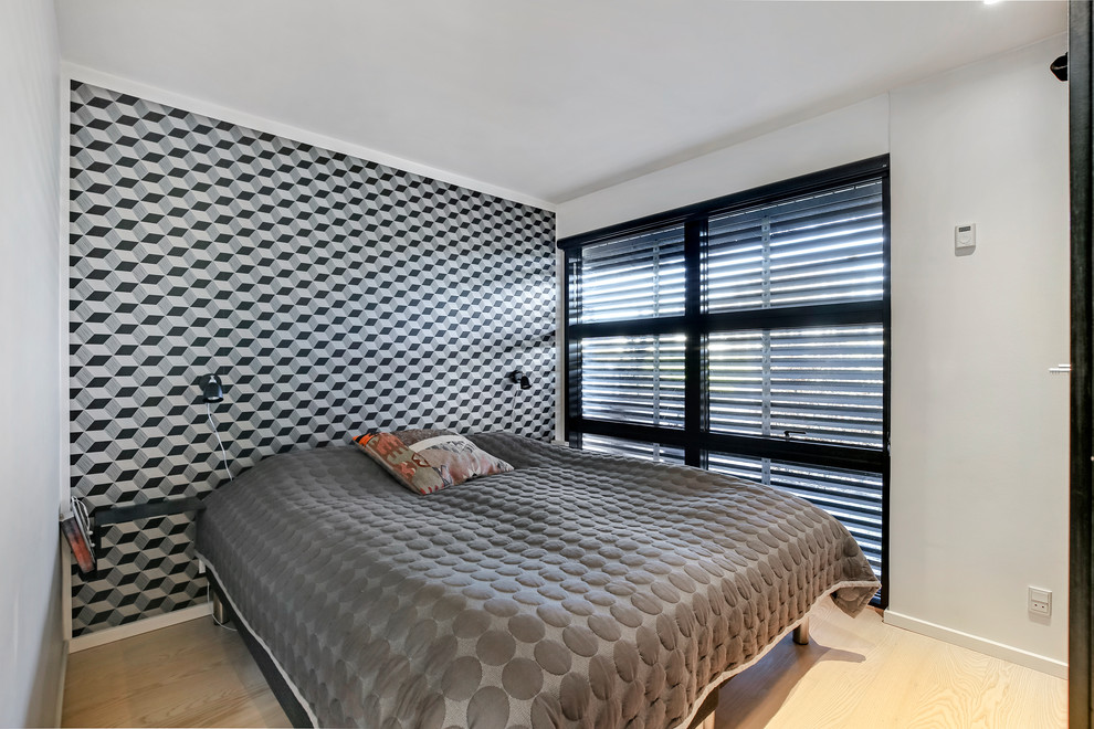 オールボーにある小さなコンテンポラリースタイルのおしゃれな客用寝室 (マルチカラーの壁、淡色無垢フローリング、ベージュの床) のレイアウト