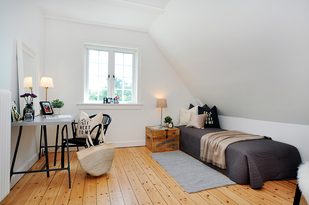 Foto på ett mellanstort skandinaviskt gästrum, med vita väggar och ljust trägolv