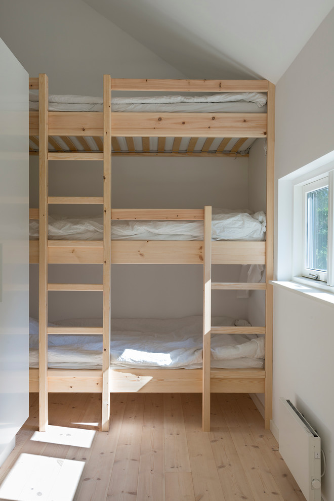 Свежая идея для дизайна: маленькая спальня в скандинавском стиле с белыми стенами для на участке и в саду - отличное фото интерьера