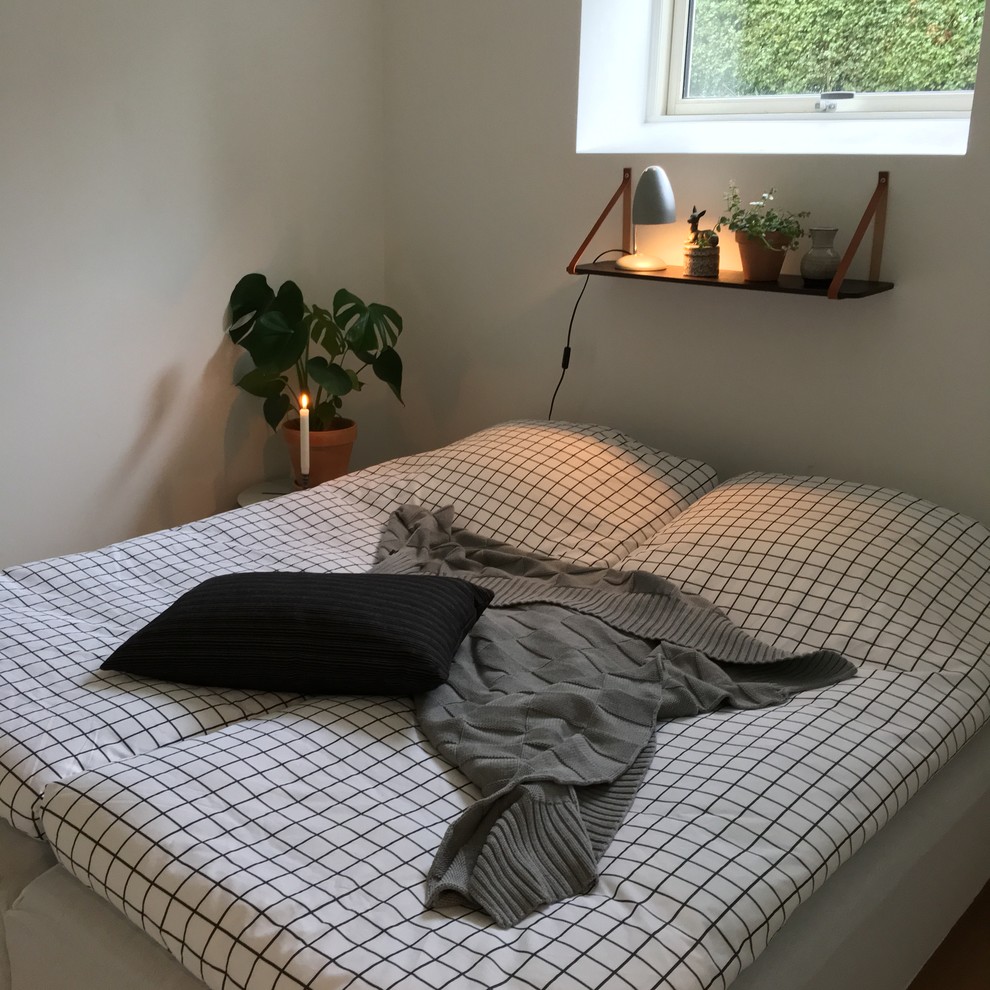 Bedroom - scandinavian bedroom idea in Aarhus