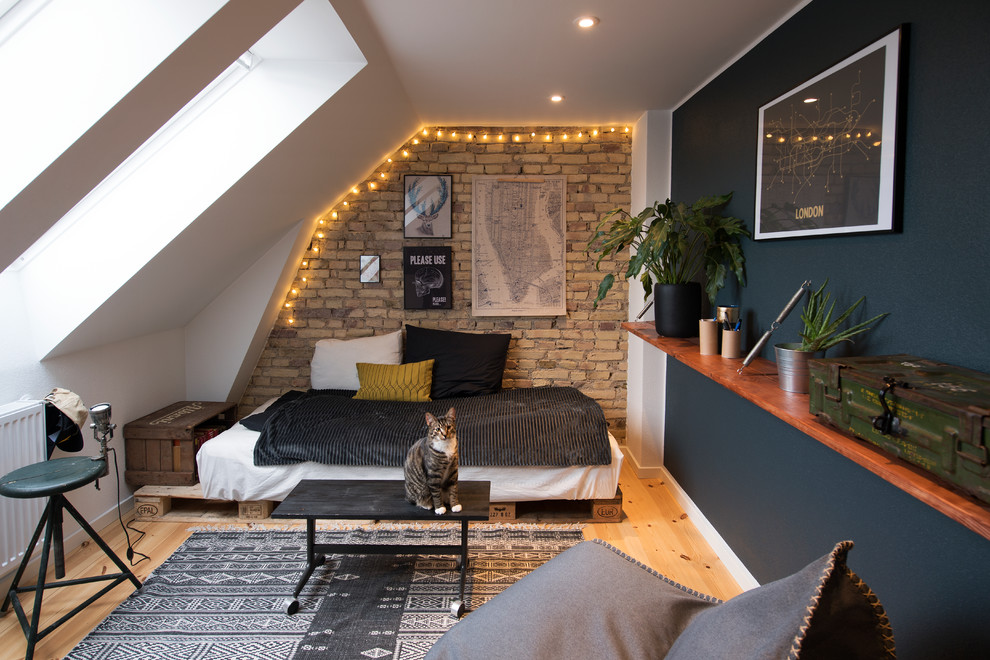 Cette image montre une chambre design avec un mur noir, parquet clair et un sol beige.