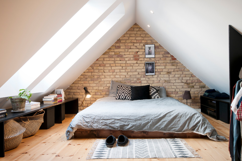На фото: спальня в стиле лофт с белыми стенами, светлым паркетным полом и бежевым полом