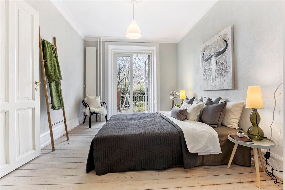 Idée de décoration pour une chambre nordique avec un mur gris, parquet clair et un sol beige.
