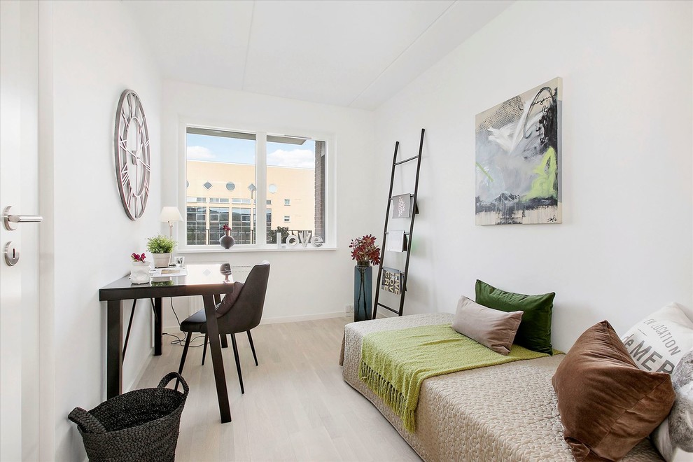 Skandinavisches Schlafzimmer mit weißer Wandfarbe, hellem Holzboden und beigem Boden in Kopenhagen