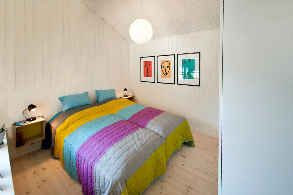 Idéer för ett mellanstort skandinaviskt gästrum, med vita väggar och ljust trägolv