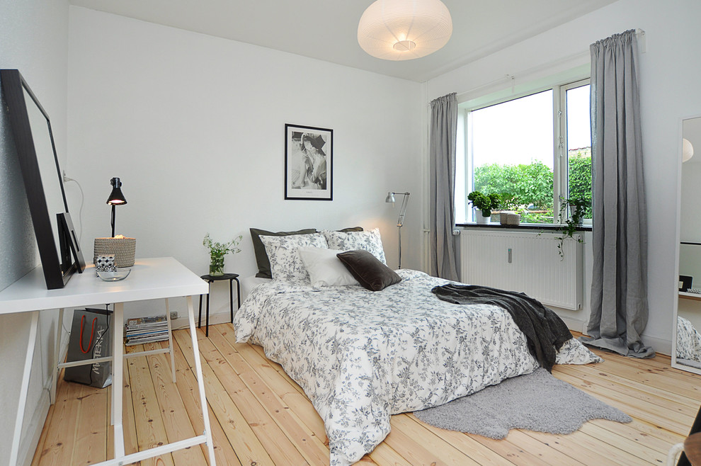 Источник вдохновения для домашнего уюта: спальня в скандинавском стиле с белыми стенами, светлым паркетным полом и бежевым полом
