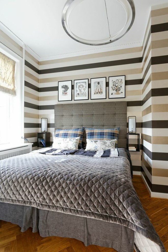 Пример оригинального дизайна: спальня в стиле модернизм с разноцветными стенами, паркетным полом среднего тона и коричневым полом