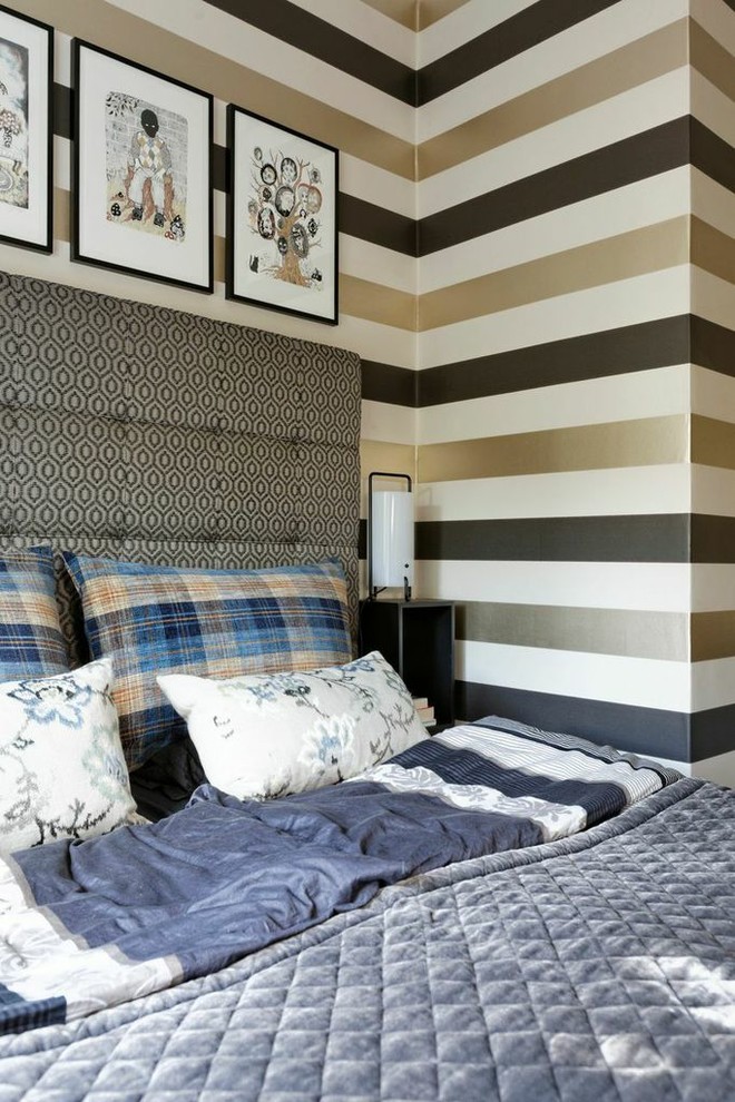 Ispirazione per una camera da letto minimalista con pareti multicolore