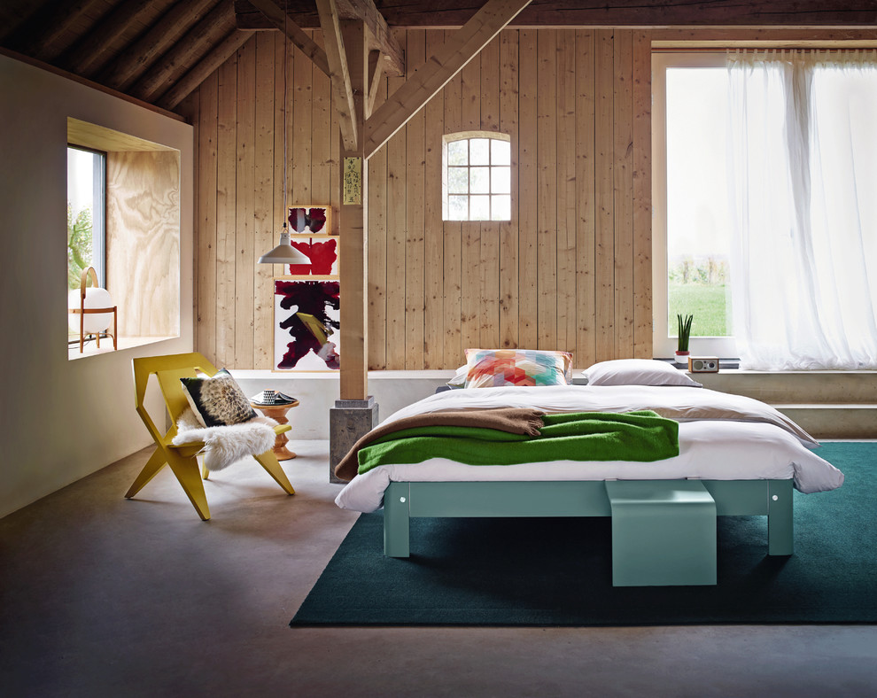 Großes Eklektisches Hauptschlafzimmer ohne Kamin mit brauner Wandfarbe und Betonboden in Esbjerg