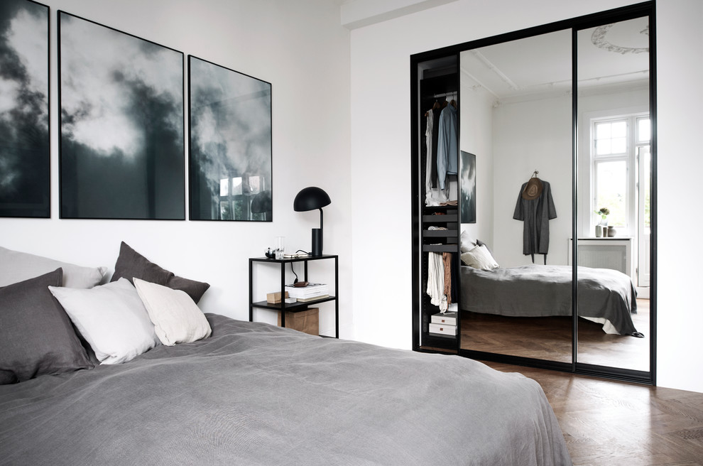 Mittelgroßes Skandinavisches Schlafzimmer ohne Kamin mit weißer Wandfarbe in Kopenhagen