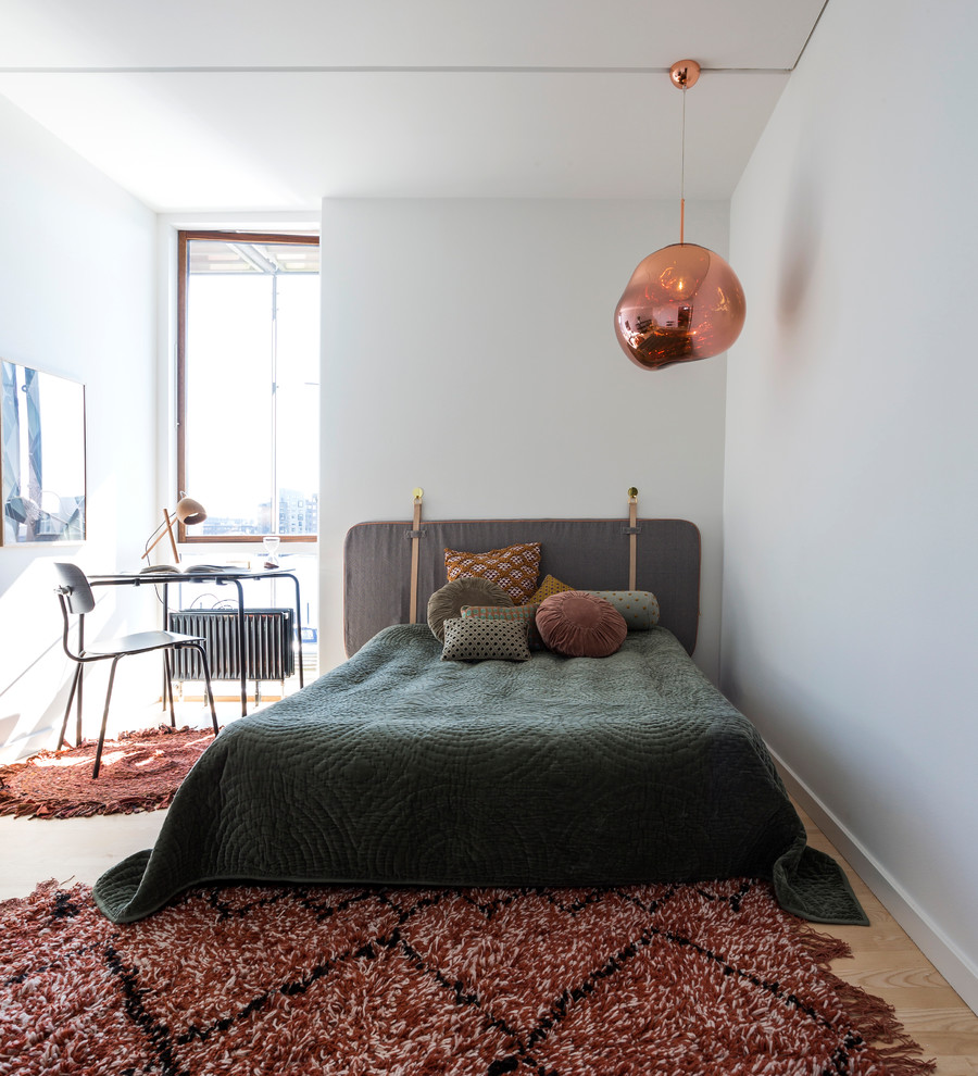コペンハーゲンにある中くらいな北欧スタイルのおしゃれな客用寝室 (白い壁、淡色無垢フローリング、ベージュの床) のレイアウト