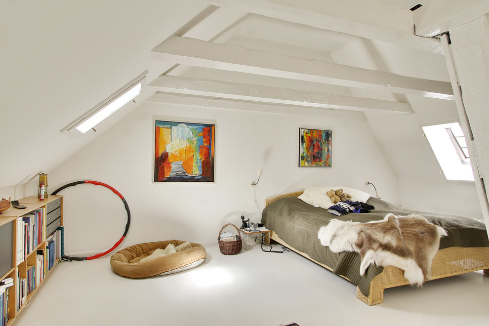 Ejemplo de dormitorio principal escandinavo grande sin chimenea con paredes blancas y suelo de madera pintada