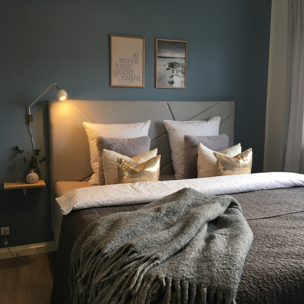 Aménagement d'une petite chambre parentale contemporaine avec un mur bleu, un sol en bois brun et un sol gris.